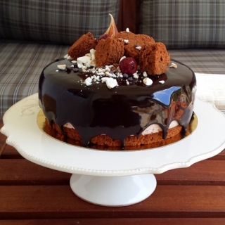 Varškės pyragas ” Vyšnaitė, pasipuošusi juodai”