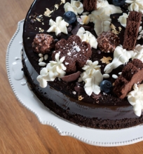 Šokoladinis tortas su traškiu “praline” sluoksniu