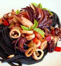 Mažieji kalmarai su juodaisiais spaghetti