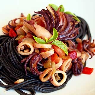 Mažieji kalmarai su juodaisiais spaghetti