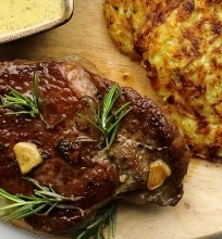 Sotusis jautienos steikas “Rib Steak” su “Bearnaise” padažu ir stambiai tarkuotų bulvių blynais