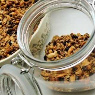 “granola” su riešutais, sėklomis ir razinomis