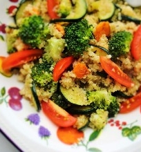 Šiltos “kynvos”, brokolių, morkų ir cukinijų salotėlės