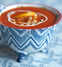 Rachel krėminė pomidorų sriuba su traškiais citrininų avinžirniais