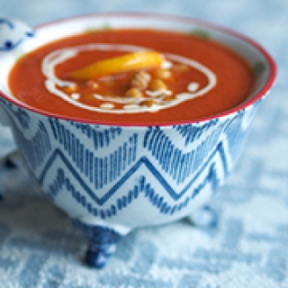 Rachel krėminė pomidorų sriuba su traškiais citrininų avinžirniais