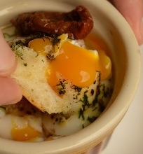 Orkaitėje kepti kiaušiniai su ančių kepenėlių paštetu