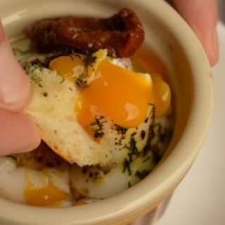 Orkaitėje kepti kiaušiniai su ančių kepenėlių paštetu