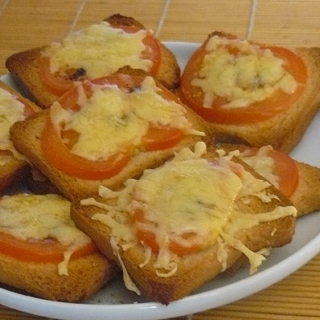 Karšti sumuštiniai su pomidorais