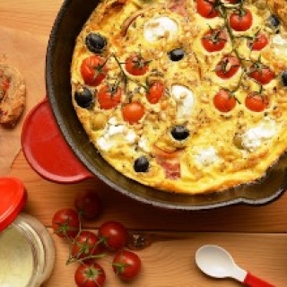 Orkaitėje keptas omletas su pomidorais, ožkos pieno sūriu ir kedrinėmis pinijomis