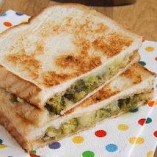 Karštas sumuštinis su brokoliais ir sūriu