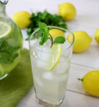 Gaivus gėrimas su mėta ir citrina