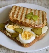 Sotus sumuštinis su kiaušiniais ir agurkėliais