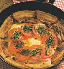 Kiaušinienė su šonine ir pomidorais