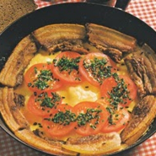 Kiaušinienė su šonine ir pomidorais