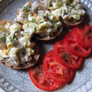 Pusryčių sumuštiniai su silke ir kiaušiniais