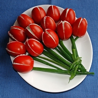 Tulpės iš pomidoriukų