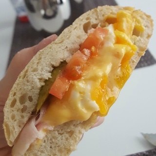 Pusryčių sumuštinis su kiaušiniu
