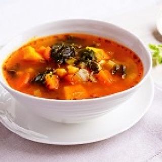 Saldžių bulvių ir lapinių kopūstų sriuba
