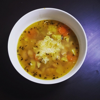Toskanietiška sriuba su vištiena ir pupelėmis