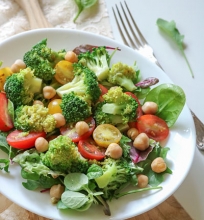 Brokolių ir vyšninių pomidorų salotos