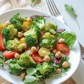 Brokolių ir vyšninių pomidorų salotos