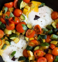 Kepti kiaušiniai su cukinijomis ir pomidorais