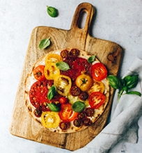 Pica su česnakine varške ir pomidorais