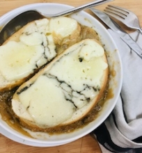 Svogūnų sriuba – prancūziška klasika