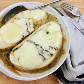 Svogūnų sriuba – prancūziška klasika