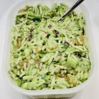 Žalios spalvos ryžių salotos