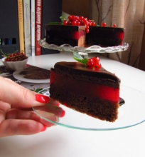 Šokoladinis tortas su raudonaisiais serbentais