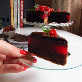 Šokoladinis tortas su raudonaisiais serbentais