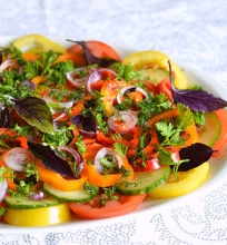 Daržovių salotos su adžika