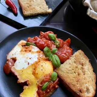 Šakšuka – kiaušiniai kepti pomidorų padaže