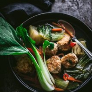 Azijietiška sriuba su mėsos kukuliais