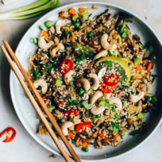 Azijietiški kepti ryžiai su daržovėmis