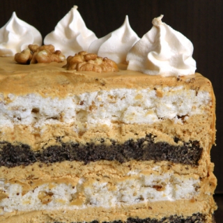 Morengų ir aguonų tortas su karameliniu kavos kremu