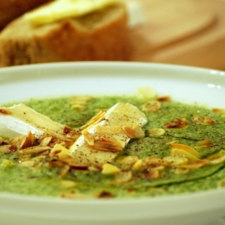 Trinta brokolių sriuba su sūriu ir migdolais