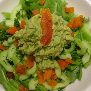 Žalios salotos su džiovintais abrokosais