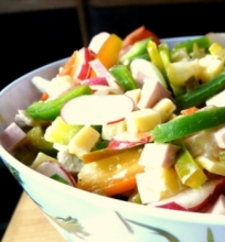 Daržovių ir mėsos salotos