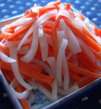 Japoniškos balto ridiko ir morkų salotos