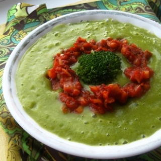 Trinta brokolių sriuba su pikantišku pomidorų padažu