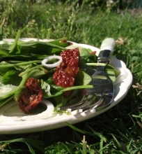 Špinatų salotos su saulėje džiovintais pomidorais