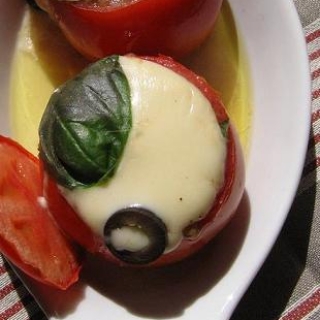 Pomidorai įdaryti mozarela ir šonine