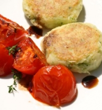 Virtų bulvių paplotėliai su keptais pomidorais