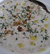 Šalta agurkų ir jogurto sriuba su graikiniais riešutais