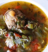 Jaučio uodegos sriuba su daržovėmis ir avinžirniais