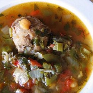 Jaučio uodegos sriuba su daržovėmis ir avinžirniais
