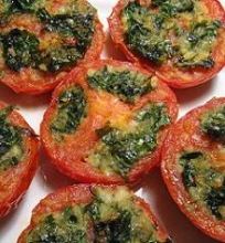 Kepti pomidorai įdaryti parmezanu, česnakais ir petražolėmis