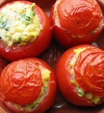 Pomidorai įdaryti plakta kiaušiniene su žalumynais